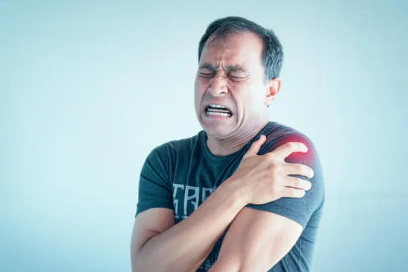 ඔබේ උරහිසේ වේදනාවක් තියෙනවද? (Shoulder Pain) හේතු සහ ප්රතිකාර ගැන දැනගනිමු