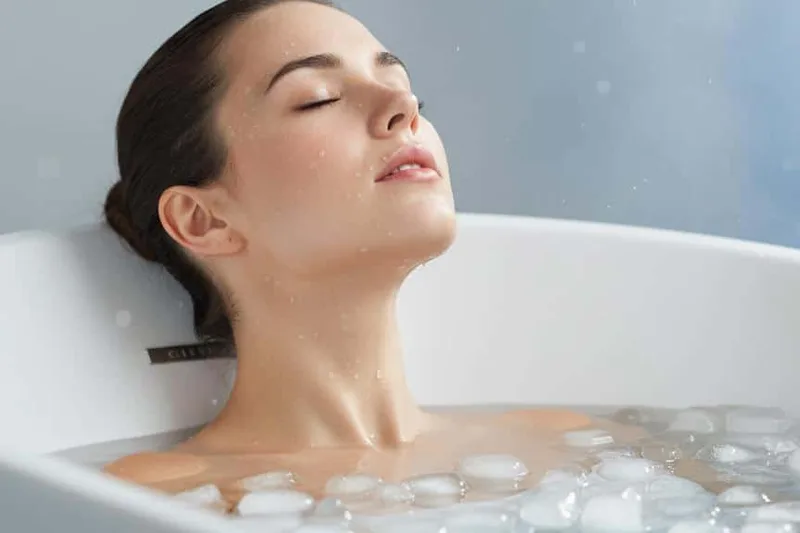 අයිස් වතුරේ කිමිදීම (Cold Plunge): ඇත්තටම ඇඟට හොඳයිද? අපි මේ ගැන හරියටම දැනගමු!