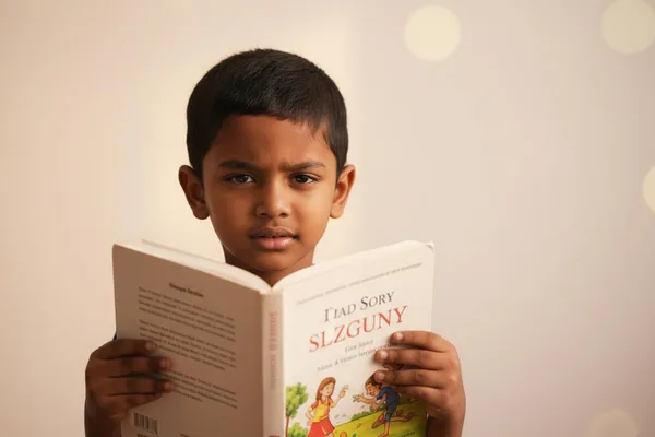 ඔයාටත් ළඟ තියෙන දේවල් පේන්නෙ බොඳ වෙලාද? අපි කතා කරමු දුර දෘෂ්ටිකත්වය (Hyperopia) ගැන!