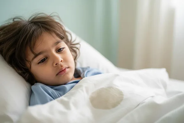 ඔයාගේ පොඩ්ඩත් රෑට ඇඳ තෙමනවද? (Enuresis) අපි මේ ගැන කතා කරමු!