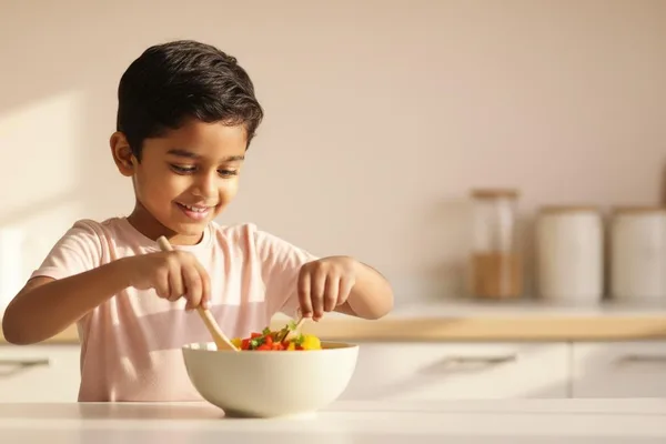 ඔයාගේ පොඩ්ඩත් එක්ක කුස්සියේ වැඩ කරමුද? (Kids in the Kitchen) මේකෙන් ලැබෙන වාසි ගොඩයි!